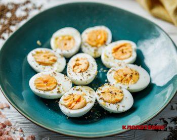варені яйця із ароматною сіллю