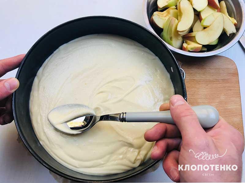 яблочна шарлотка на кефірі