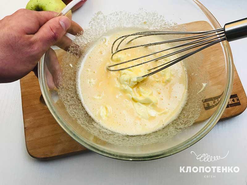 яблочна шарлотка на кефірі
