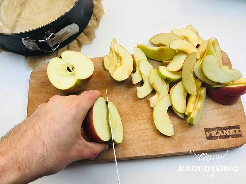 яблочна шарлотка на кефірі