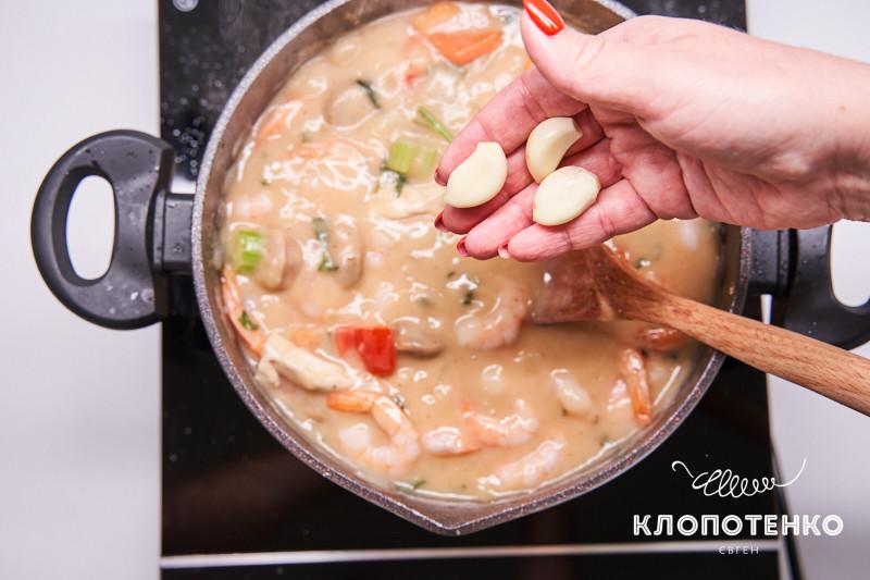 гамбо с креветками и колбасой