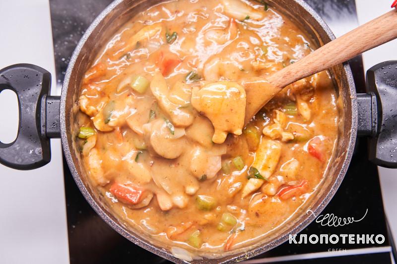 гамбо с креветками и колбасой