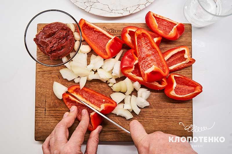 Нарежьте овощи
