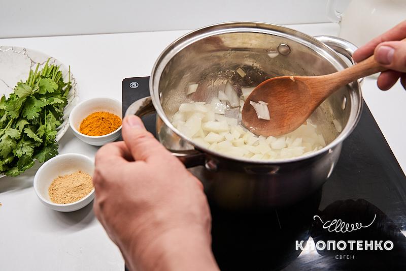 Обжарьте кубики лука