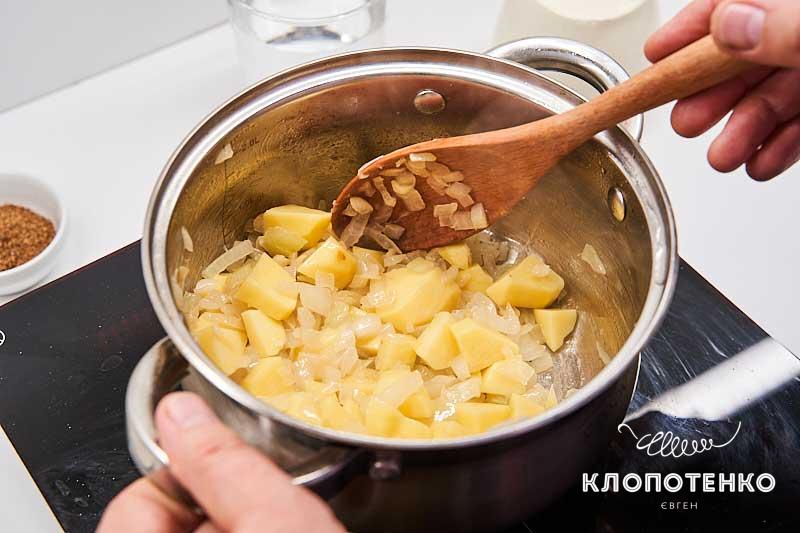 Добавьте картофель в кастрюлю