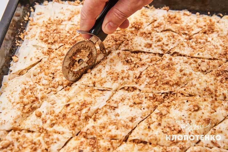 Нарежьте листы ромбами