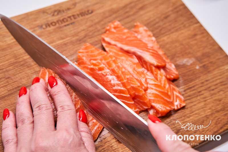 Нарежьте 200 г слабосоленого лосося