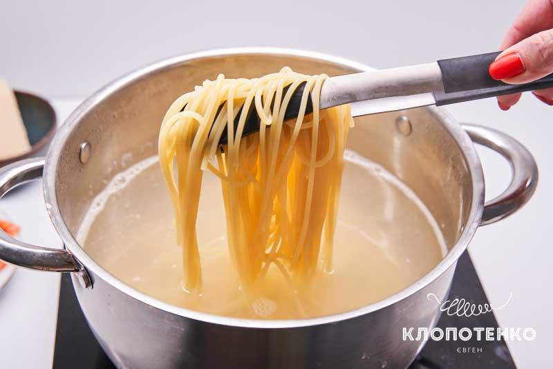 Отварите 200 г спагетти