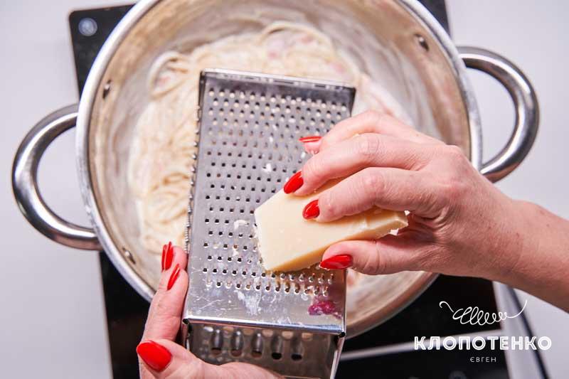 Натрите пармезан