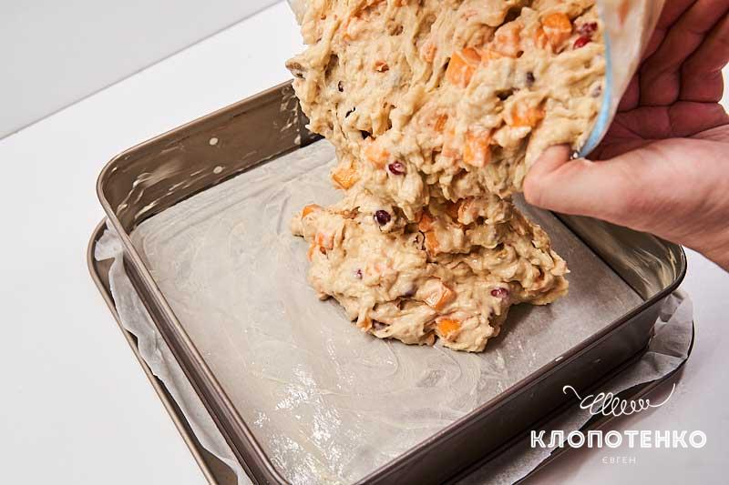 Выложите тесто с начинкой в форму