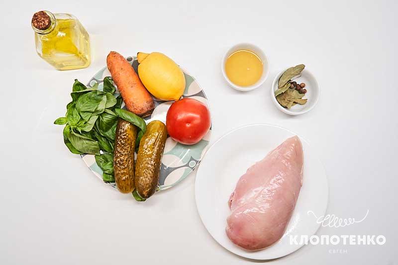 Подготовьте все ингредиенты для приготовления салата с куриным филе