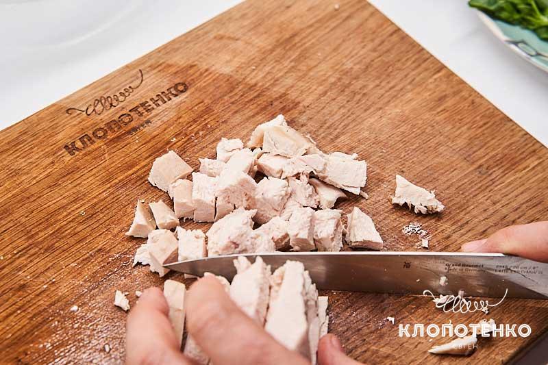 Нарежьте куриное филе