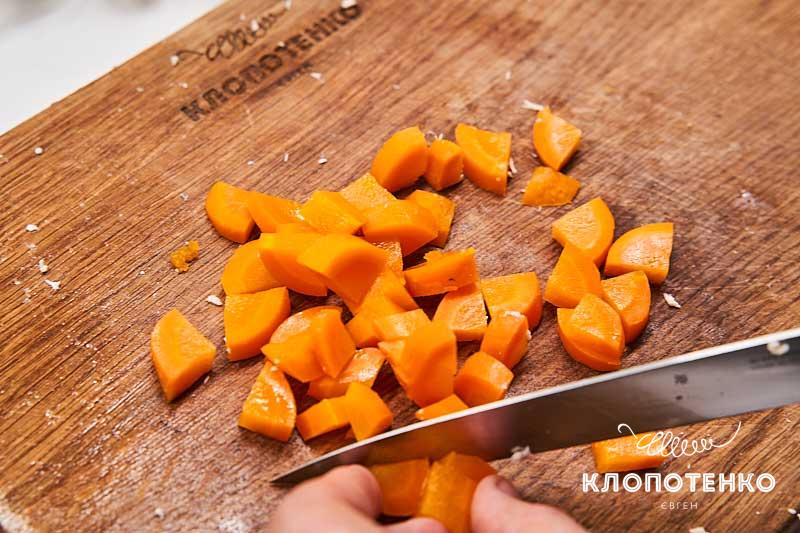 Нарежьте морковь
