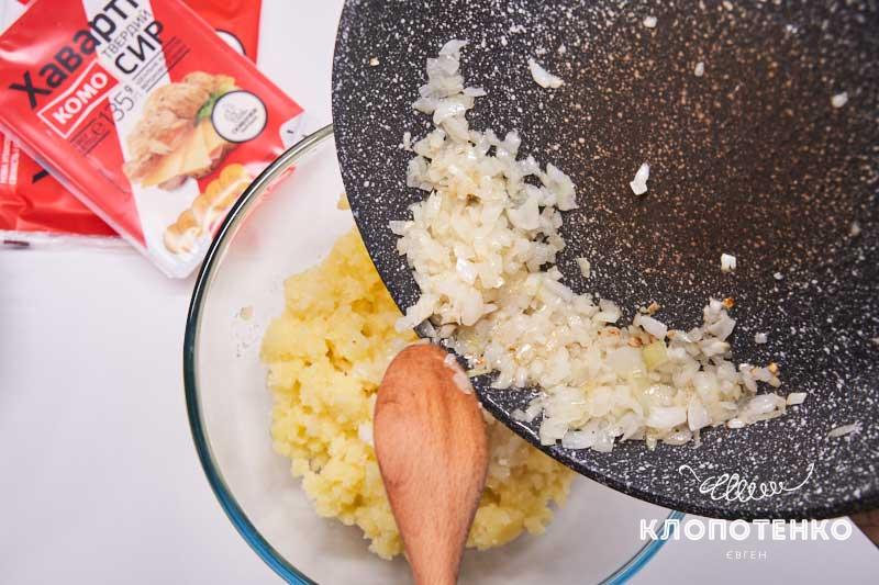 Выложите в миску картофель и обжаренный лук