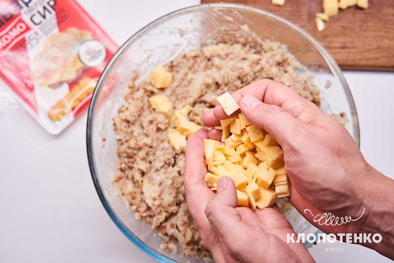 Нарежьте сыр