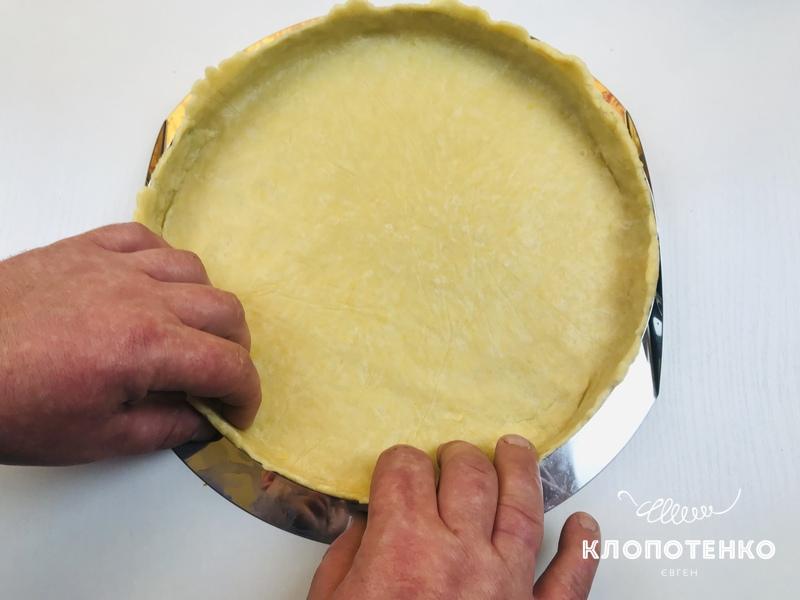 Форма для випічки застеляється тістом