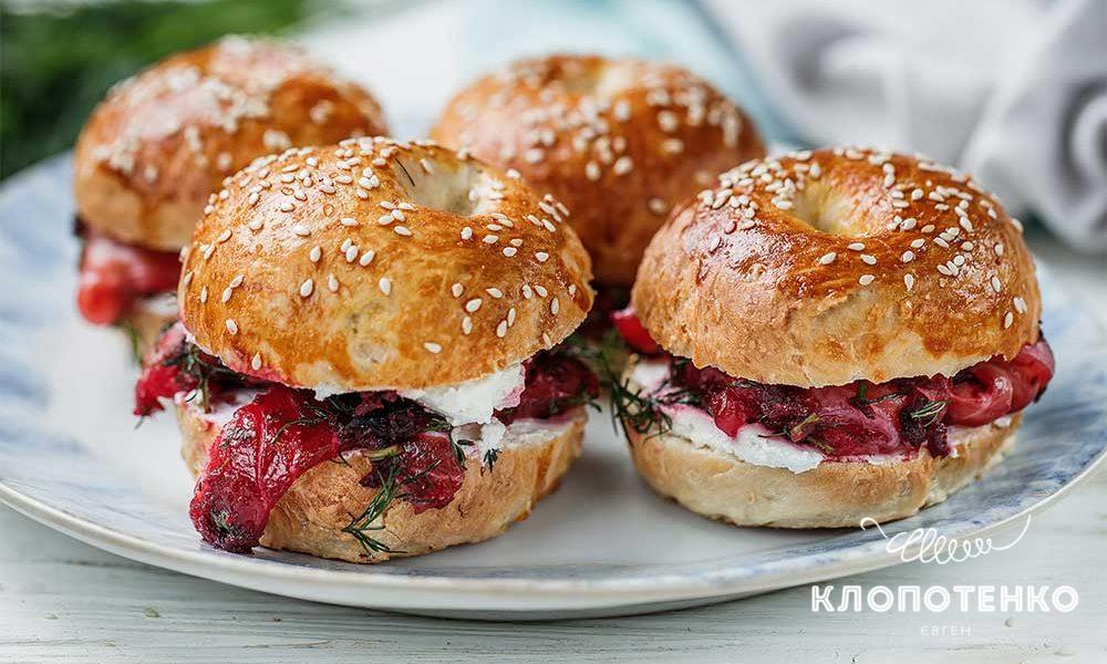 Бейгли з крем-сиром і лососем