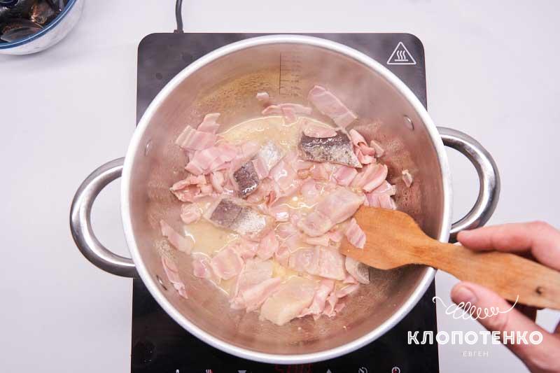 Пожарьте бекон с рыбой