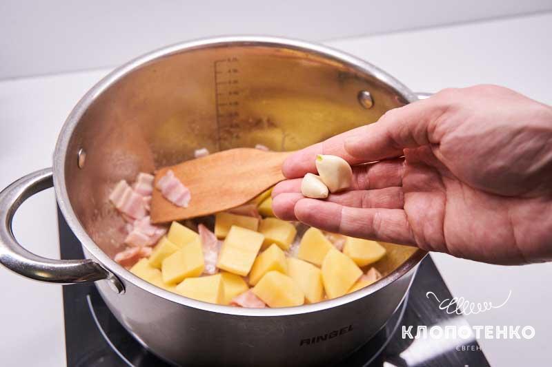 Добавьте картофель и чеснок