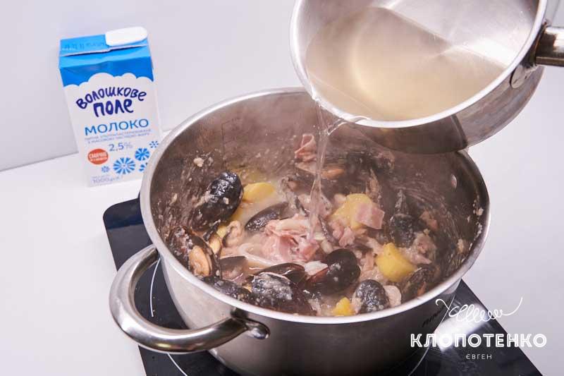 Залейте бульоном морепродукты и рыбу