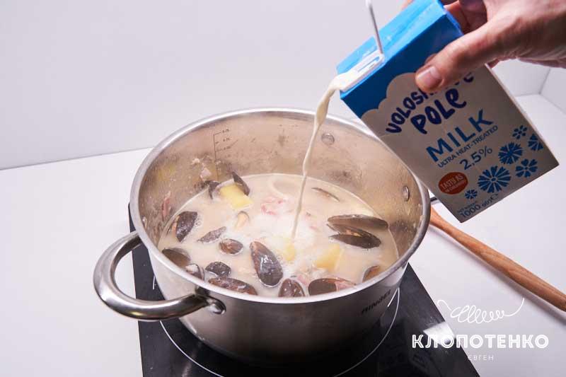 Влейте 500 мл молока