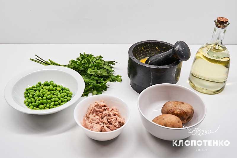 Подготовьте все ингредиенты для приготовления вкусного картофельного салата с тунцом