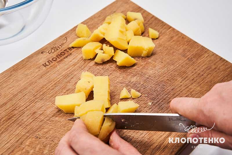 Нарежьте картофель