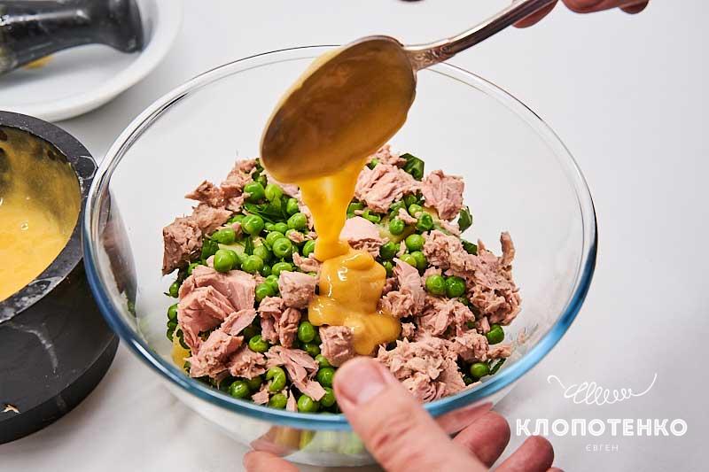 Заправьте салат соусом айоли