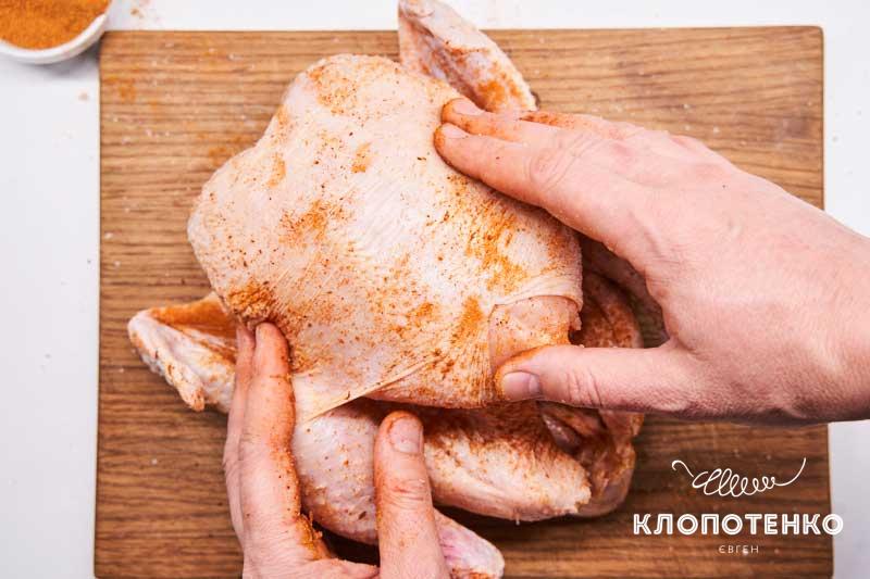 Натрите курицу специями