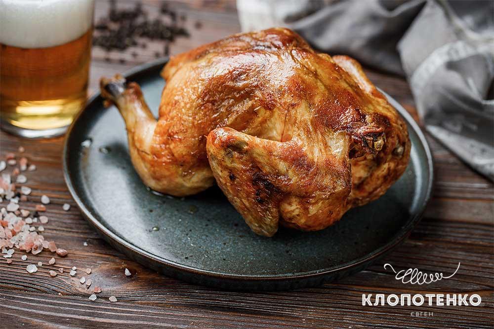 Курка на банці з пивом