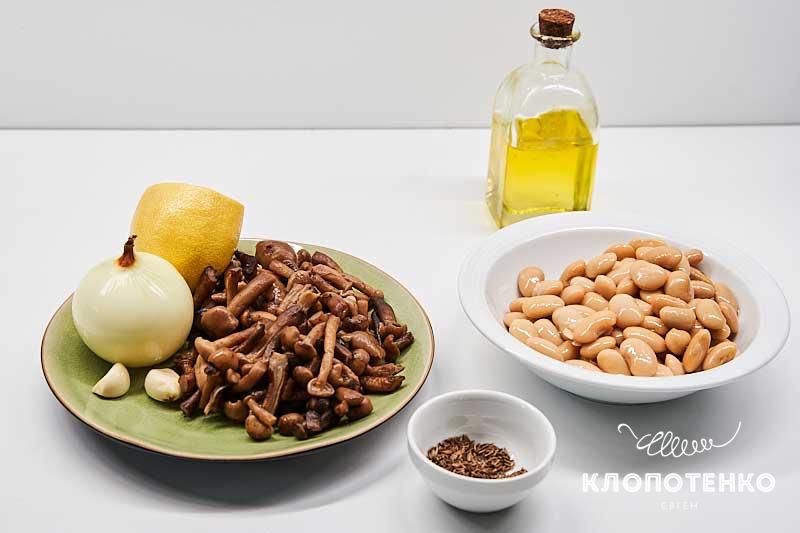 Подготовьте все ингредиенты для приготовления вкусного паштета из фасоли и опят