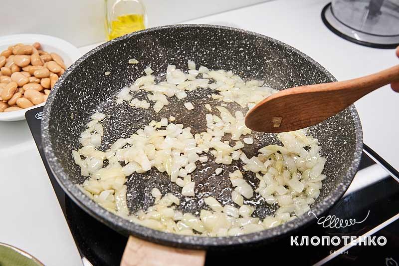 Обжарьте лук