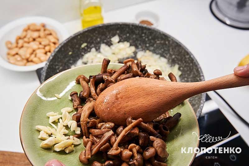 Добавьте грибы и чеснок