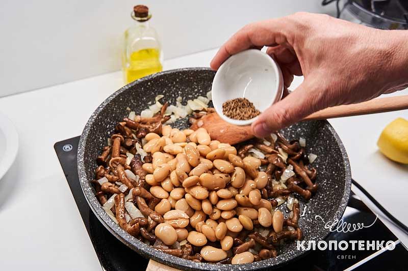 Добавьте ½ ч. л. тмина