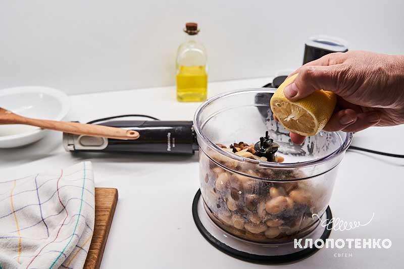 Выдавите сок лимона