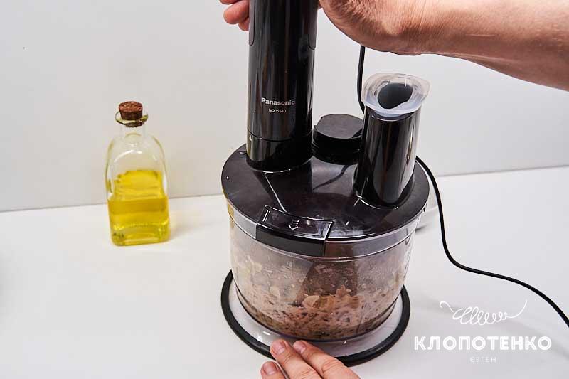 Перебейте фасоль с опятами блендером