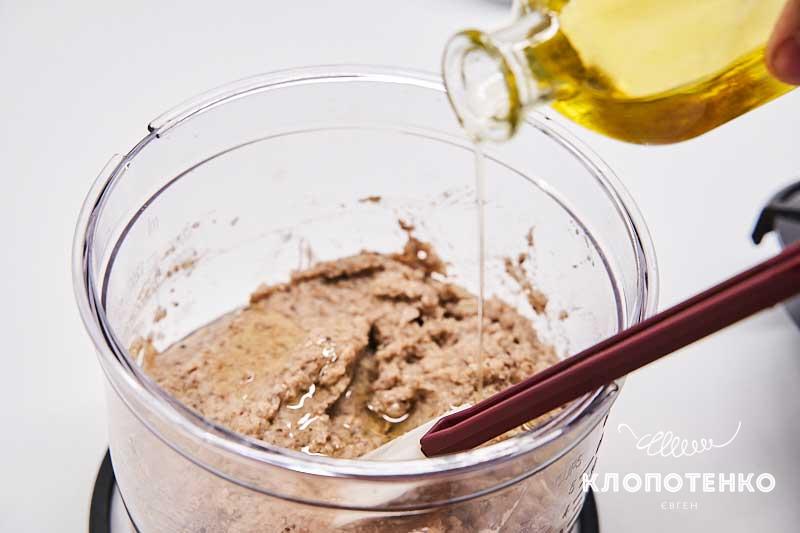 Добавьте в паштет подсолнечное масло