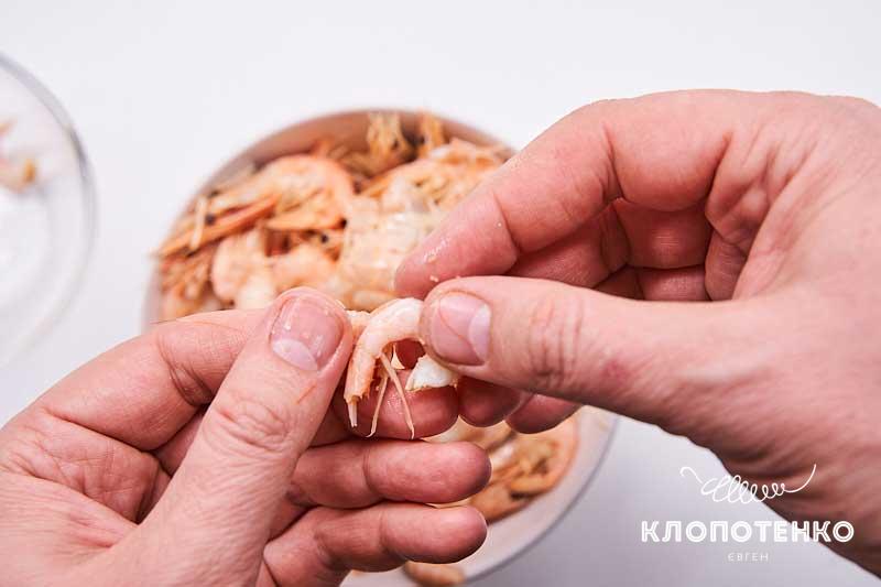 Очистите креветки