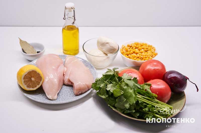 Подготовьте все ингредиенты для приготовления салата с курицей и моцареллой