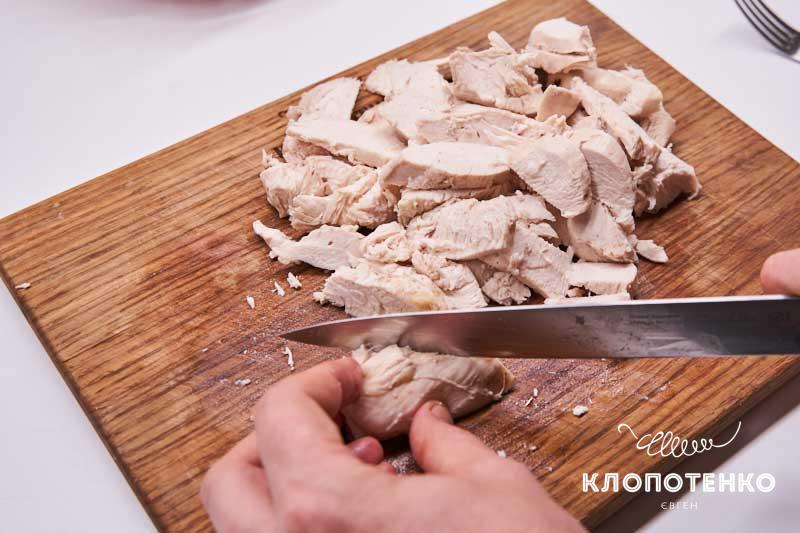 Нарежьте курицу