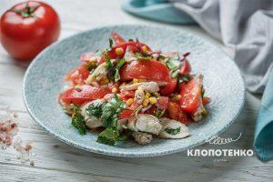 Салат с курицей и моцареллой
