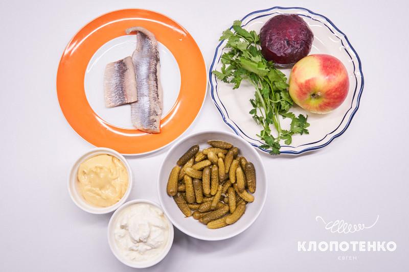 Салат с селедкой, свеклой, корнишонами и яблоком