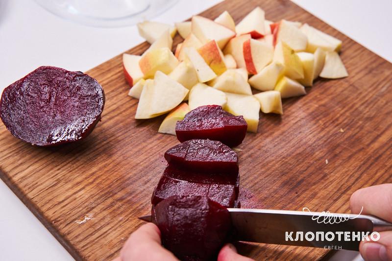 Салат с селедкой, свеклой, корнишонами и яблоком