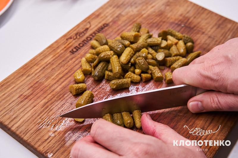Салат с селедкой, свеклой, корнишонами и яблоком