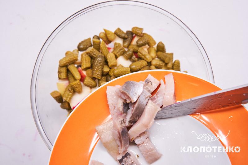 Салат с селедкой, свеклой, корнишонами и яблоком