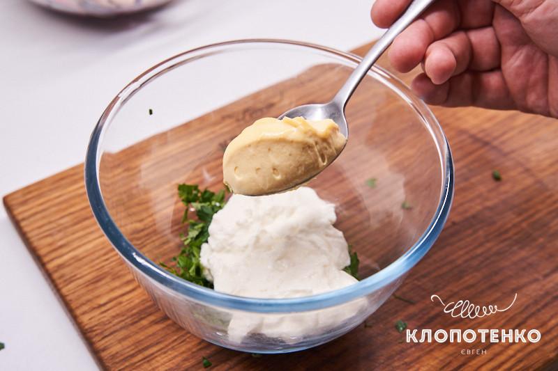 Салат с селедкой, свеклой, корнишонами и яблоком