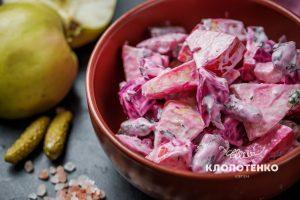 Салат с селедкой, свеклой, корнишонами и яблоком