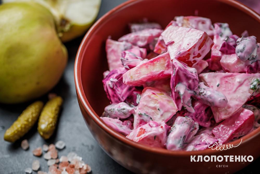 Салат с селедкой, свеклой, корнишонами и яблоком