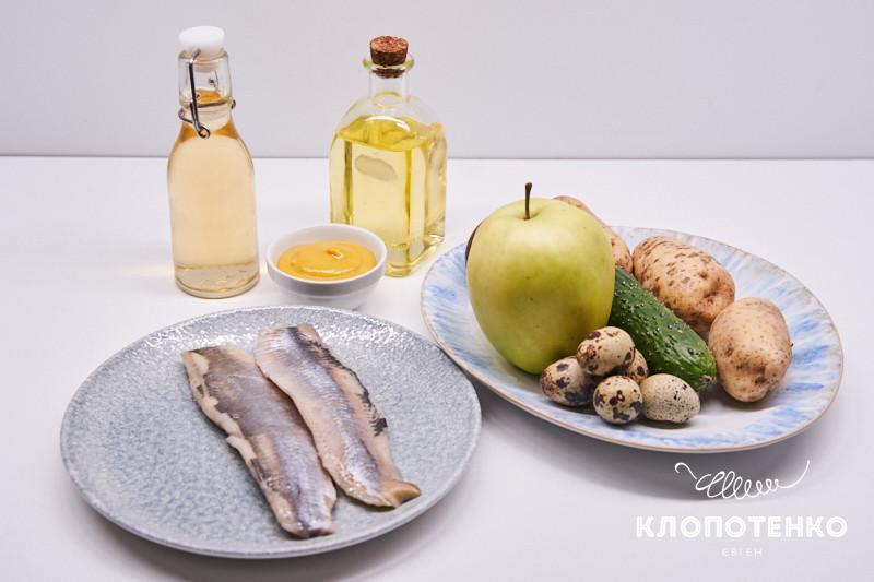 Салат с сельдью, картофелем, яблоком и перепелиными яйцами
