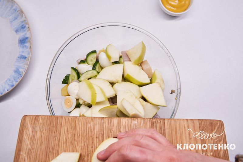 салат с сельдью, картофелем и яблоком